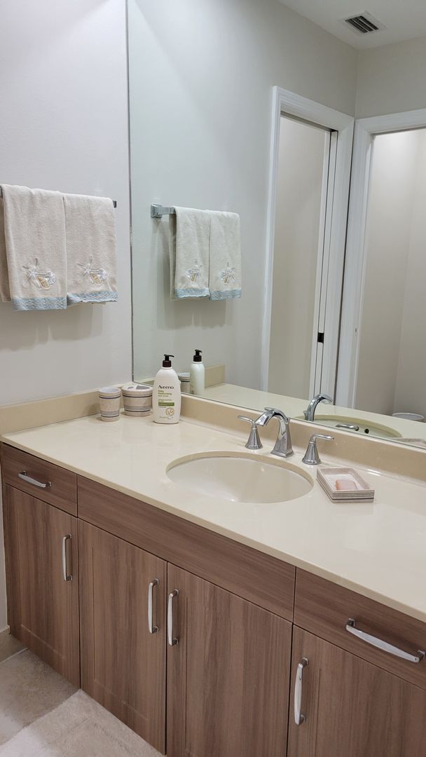 Building Photo - Seasonal/short term renovated 3/3 villa with golf course views on Longboat Key!