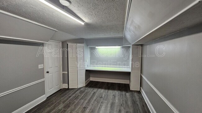 Building Photo - 4858 Glenwhite Dr