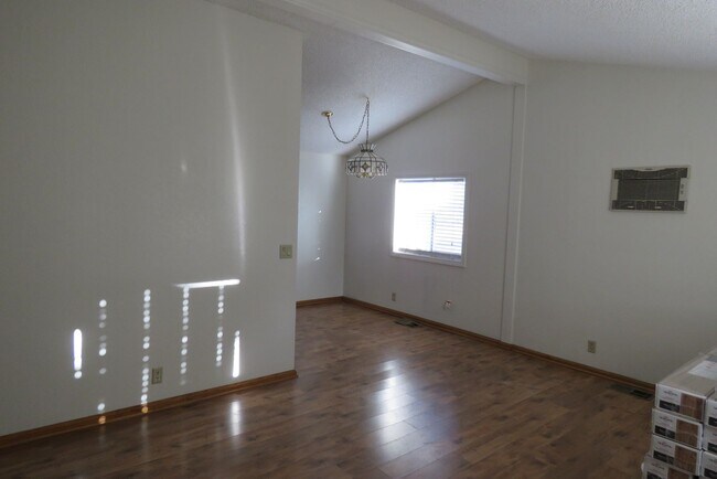 Building Photo - Quiet with Great Views! Available 11/1/25!