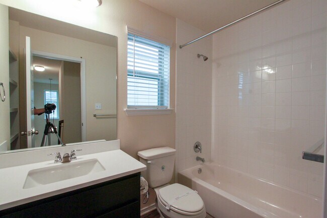 Building Photo - 3651 Sandy Brook Dr