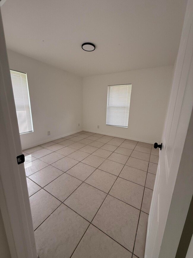Building Photo - 1215 Hyacinth Pl