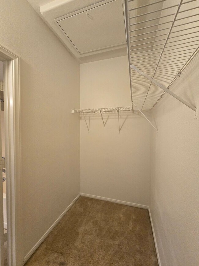 Building Photo - Awesome 2 bedroom 2 bath unit!