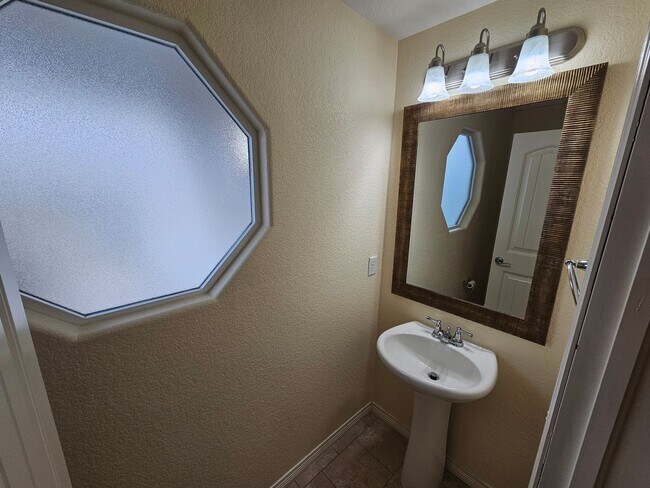 Building Photo - 4 Bed 3 Bath in Lorson Ranch!!