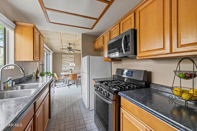 Building Photo - 865 W Hillcrest Dr