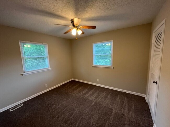 Building Photo - Stunning Newly Remodeled 4BR/2BA Home in Huntsville – Pet Friendly!