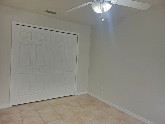 Building Photo - 3 bedroom 2 bath 1 car garage duplex