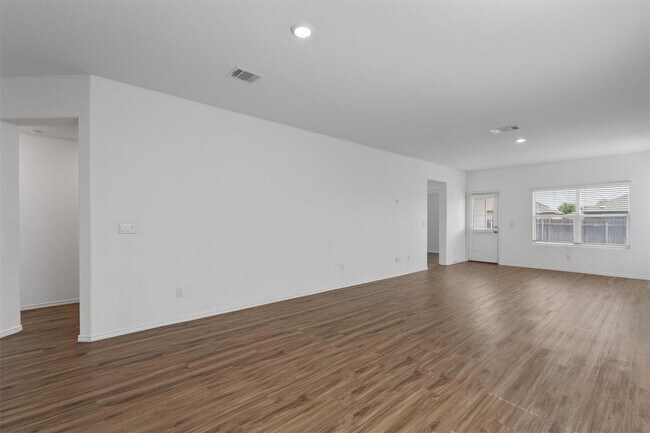 Building Photo - 245 Salt Springs Rd