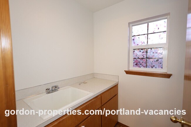 Building Photo - SE Knapp Circle - 3 bedroom duplex with attached single car garage