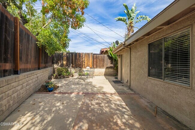 Building Photo - 865 W Hillcrest Dr