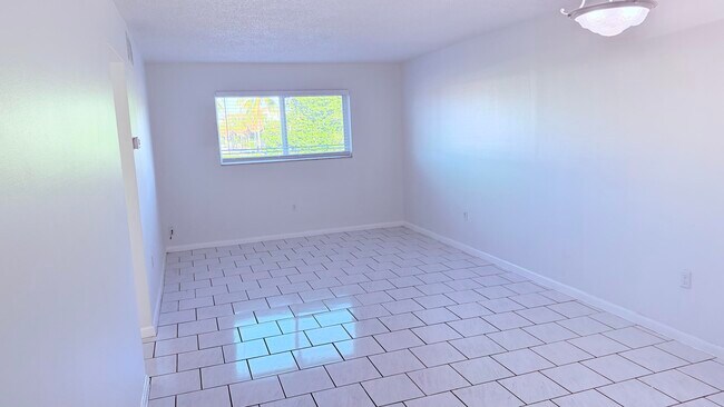 Building Photo - 600 SW 2nd Ave