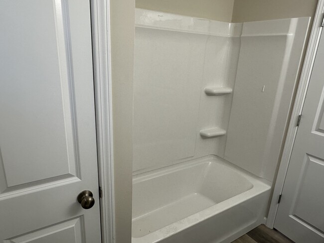 Bathroom 2 - 4703-4705 Pierre St