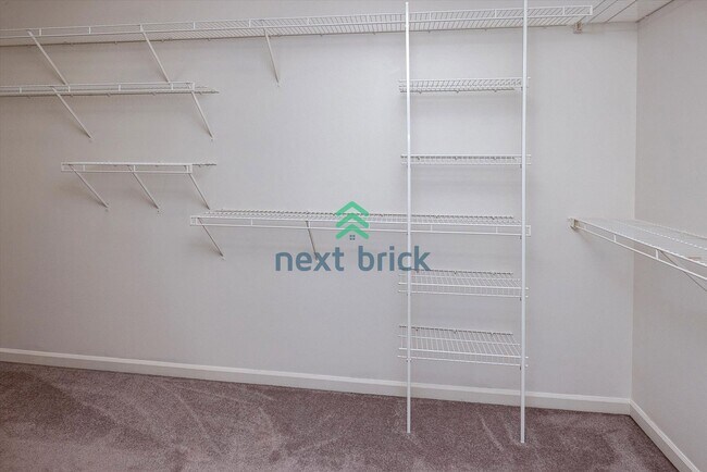 Building Photo - Spacious Home in Desirable Bellevue Neighb...