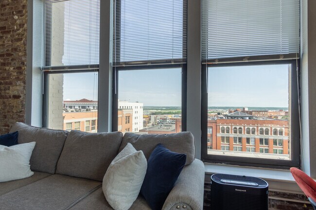 Building Photo - 308 W 8th St