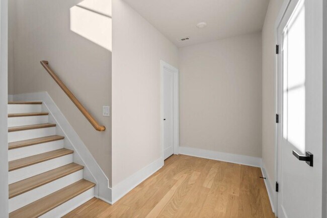 Building Photo - 568 Versailles Dr