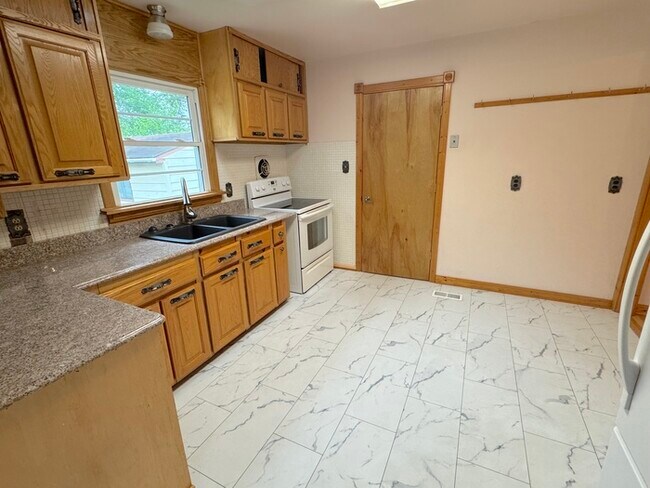 Building Photo - 5007 Hazelwood Rd