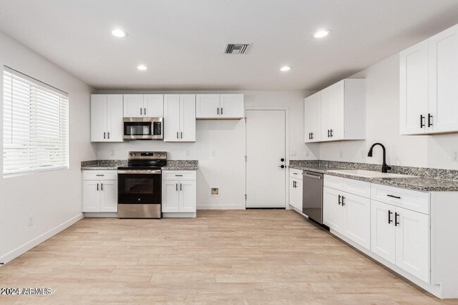Building Photo - 406 S 98th Pl