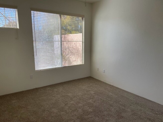 Building Photo - 811 Dusty Rose Dr