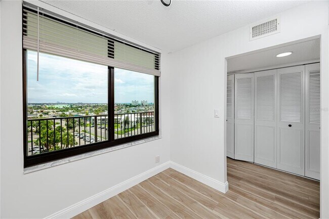 Building Photo - 7100 Sunset Way