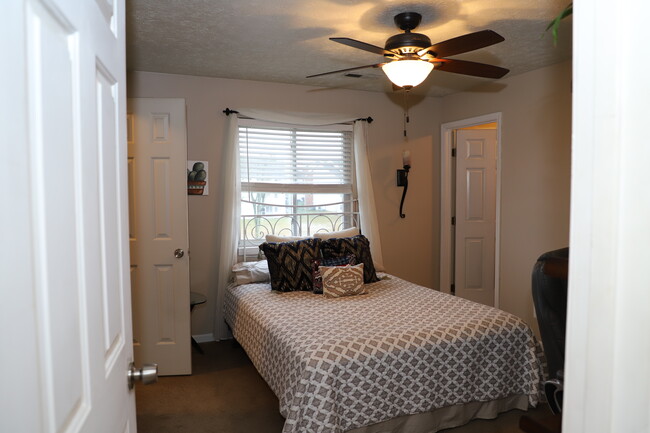 1st bedroom - 10124 Carnation Court