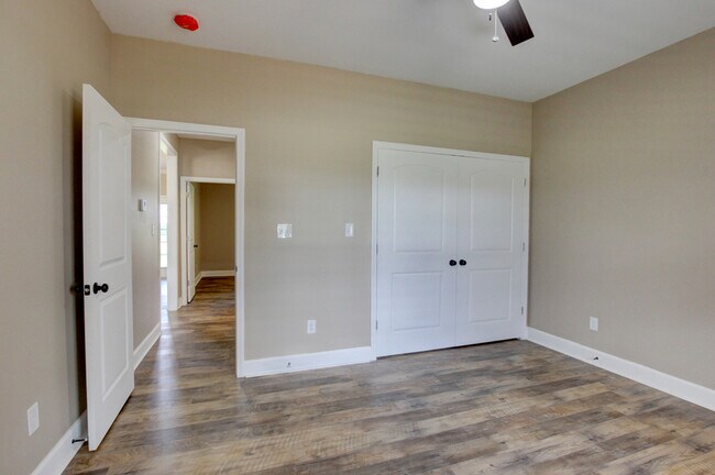 Building Photo - 135 Riverbend Dr