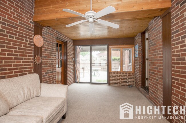 Building Photo - 3 bedroom/1 bath! PARMA!!