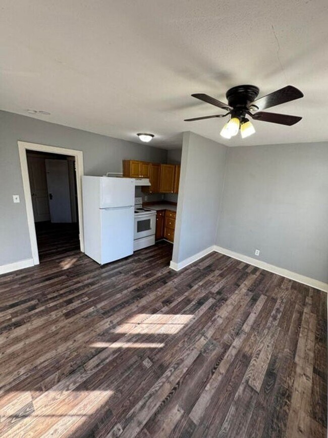 Building Photo - Great 1 bed 1 bath duplex in North Springfield. Remodeled