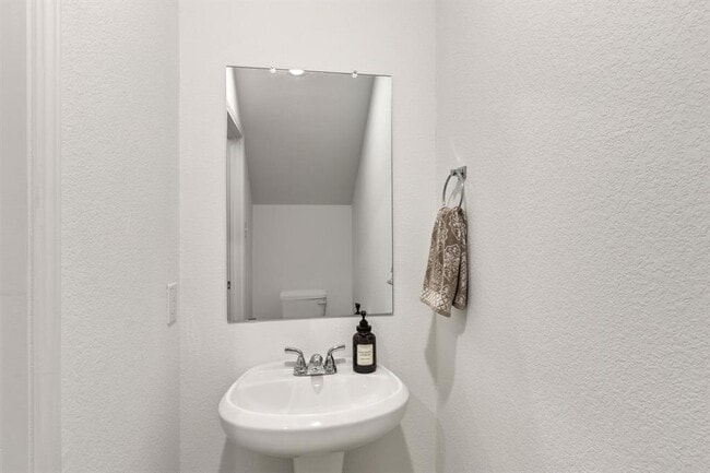 Building Photo - 615 Backstays Lp