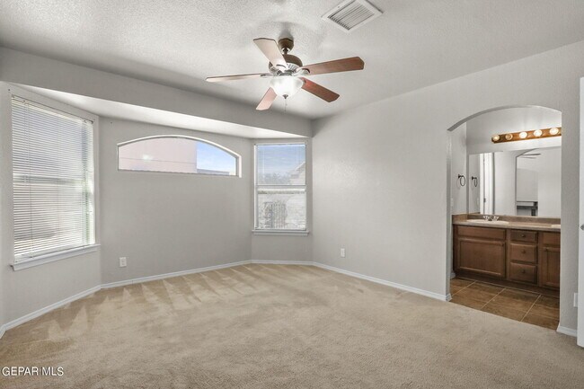 Building Photo - 2300 Glitter St