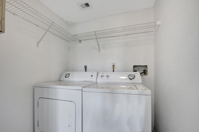 Building Photo - 1495 Lake Crystal Dr