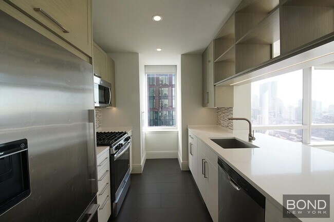 Building Photo - 555 Tenth Avenue