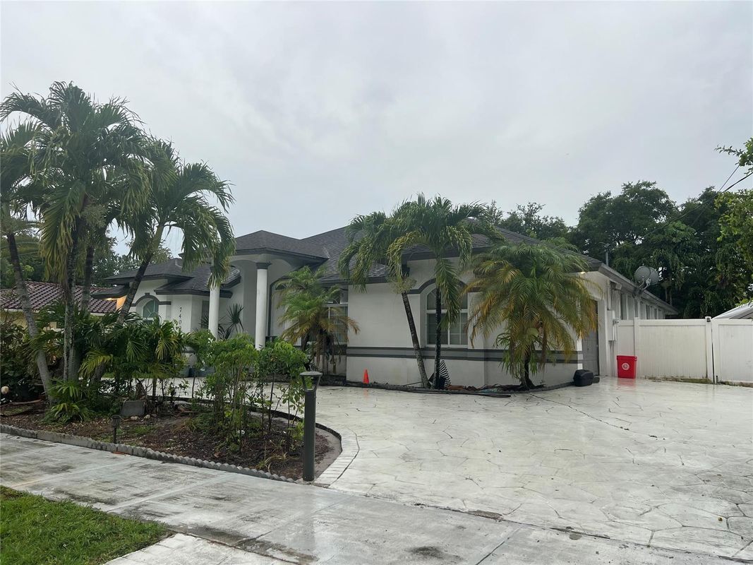 Building Photo - 7400 SW 37 Ct