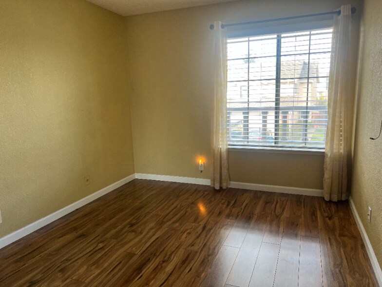 Building Photo - 3842 Cardinal Terrace