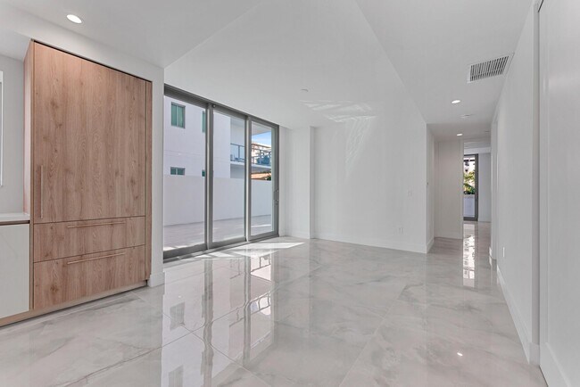 Building Photo - 485 E Royal Palm Rd