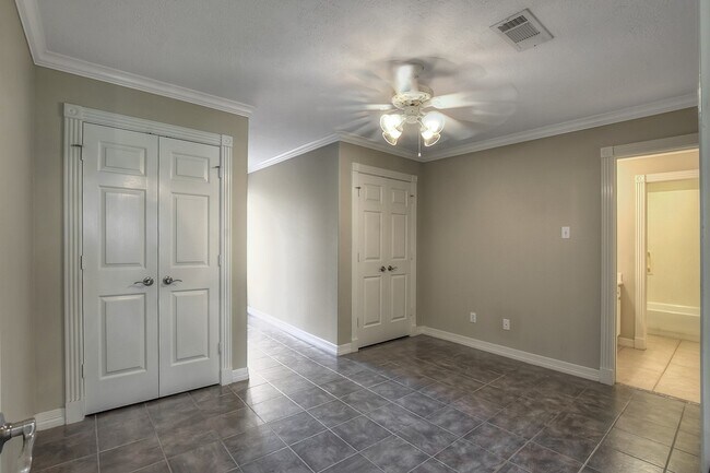 Building Photo - 10819 Lake Windcrest Blvd