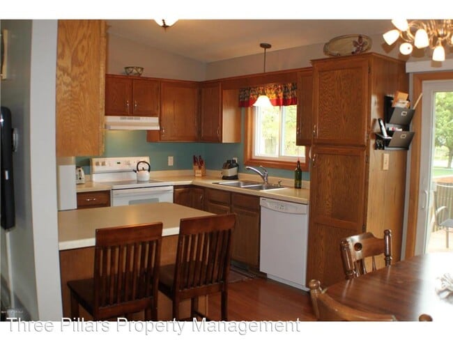 Building Photo - 4 br, 2 bath House - 1830 23 1/2 St SE