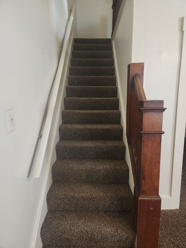 Building Photo - 2 BR Townhouse Near Saint Francis University