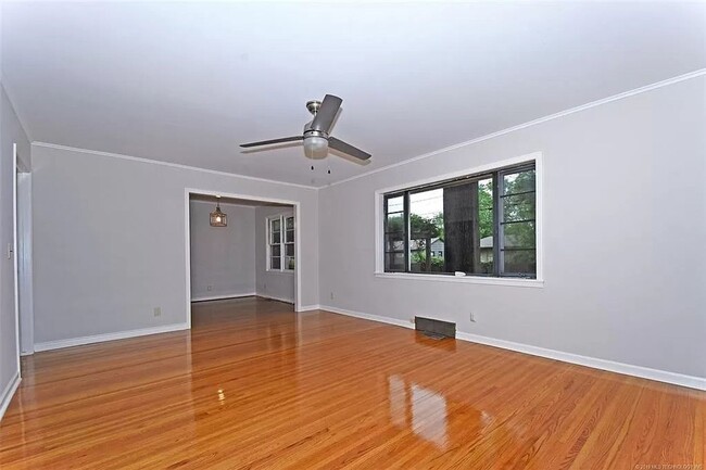 Building Photo - Clean 3 bed 1.5 bath close to Brookside an...