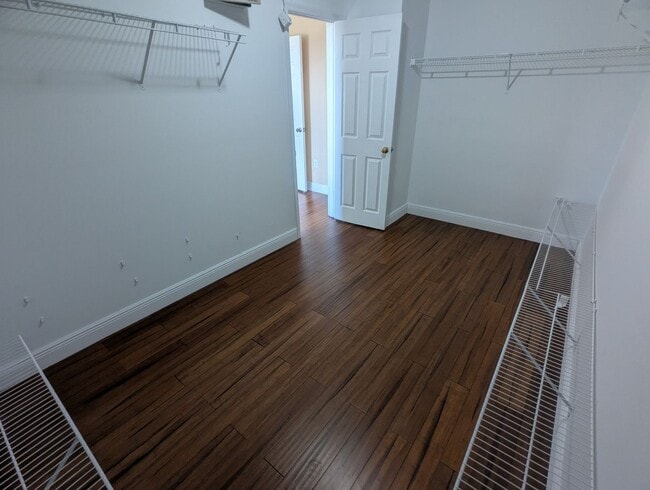 Building Photo - FOR RENT 4 Bedroom 2 1/2  Bath with Den/Office/5th bedroom, Furry  friends Welcome!