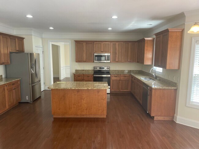 Building Photo - Outstanding Five Bedroom Three Full Bathro...