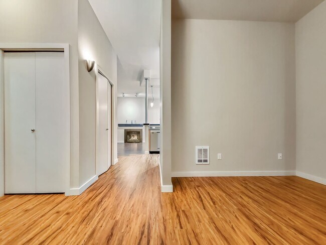 Building Photo - Bright 1-Bedroom + Office in Downtown Kirk...