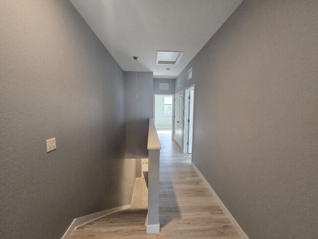 Building Photo - Bright and Easy-Living Home in Riviera Beach