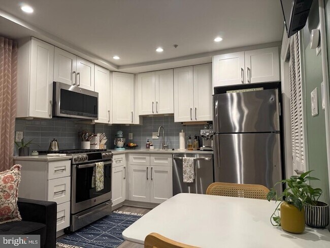 Building Photo - 625 Park Rd NW