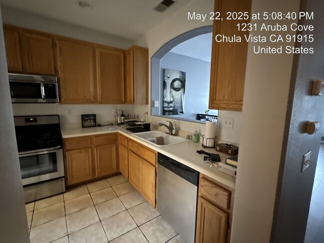 Building Photo - FOR RENT – Modern Townhome in Eastlake