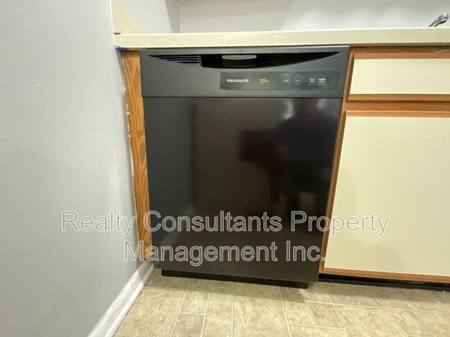 Building Photo - 3830 Country Club Rd