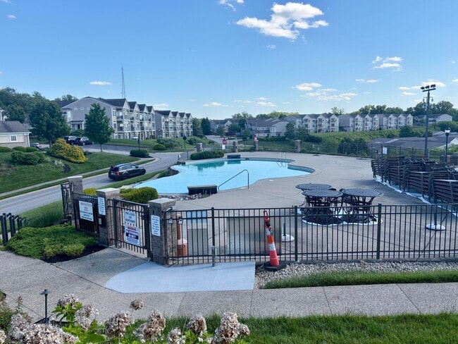 Building Photo - 323 Skyview Ct