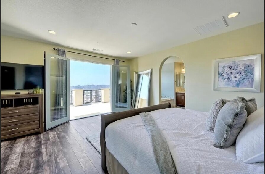 Building Photo - 218 Newport Pier Way