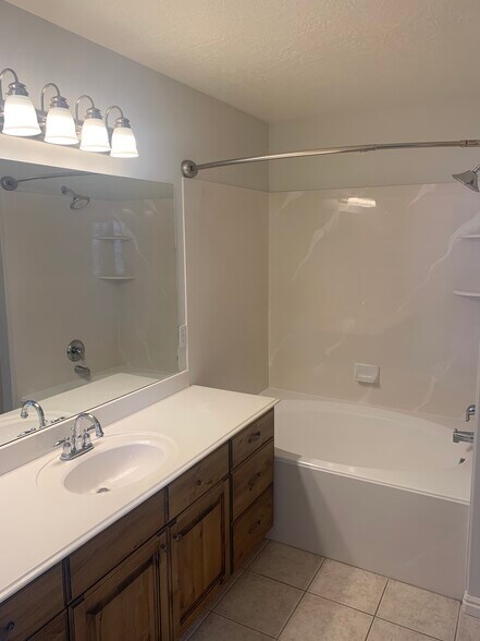 Building Photo - 807 E 10 S