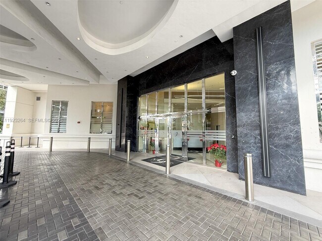 Building Photo - 999 SW 1st Ave