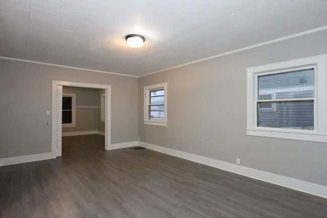 Building Photo - Large Frankfort Home!