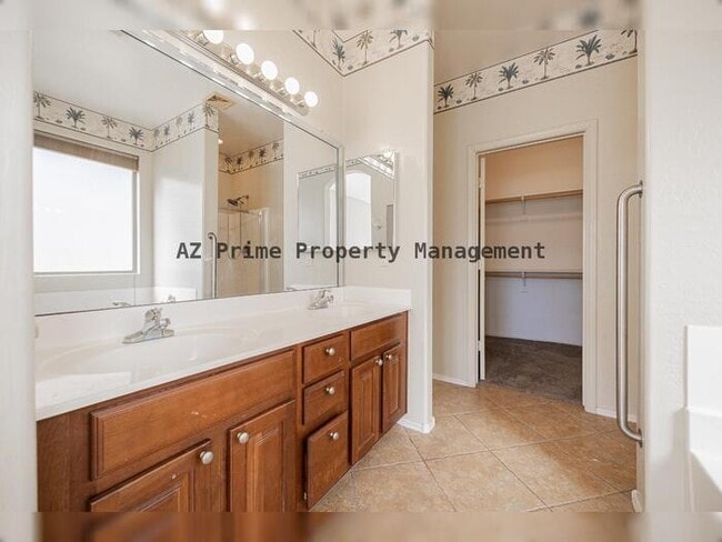 Building Photo - 2419 W Darrow St